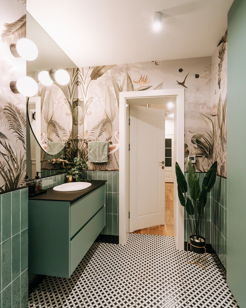 Piękna łazienka z podłogą w pepitkę oraz zielonym kolorem na ścianie i zieloną szafką wiszącą