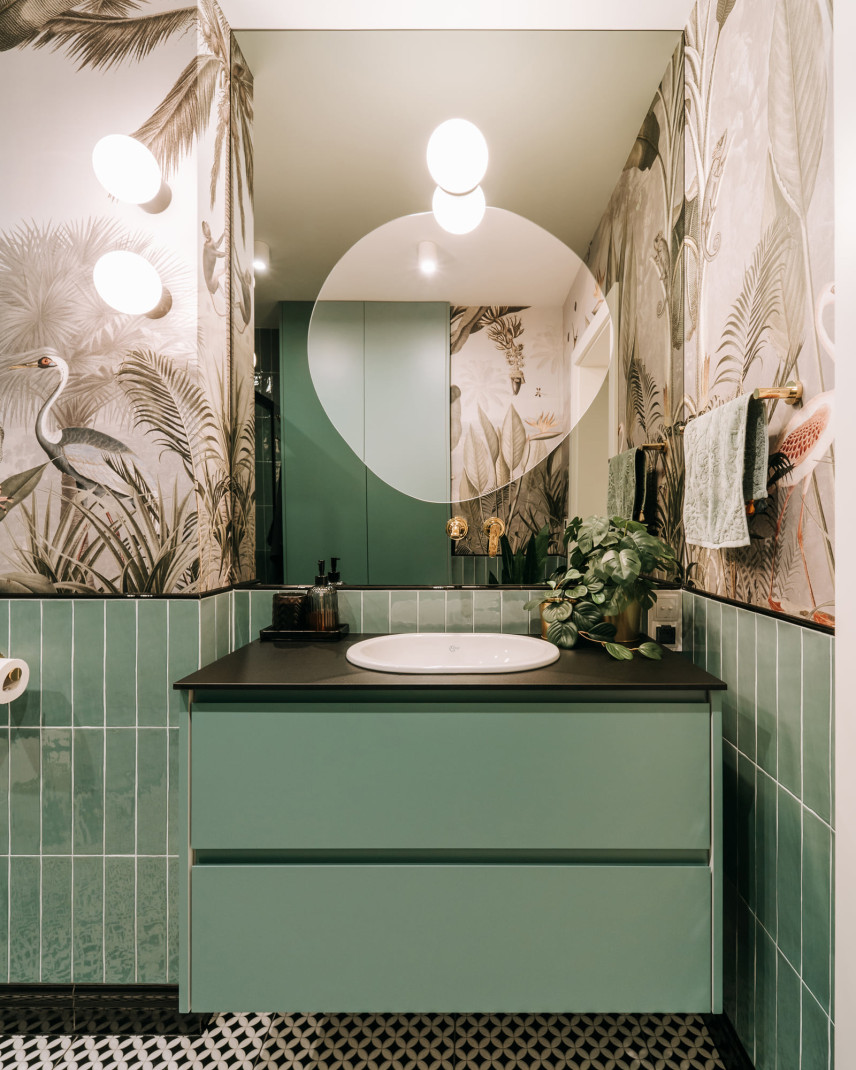 Nowoczesny projekt łazienki z zieloną szafką wiszącą