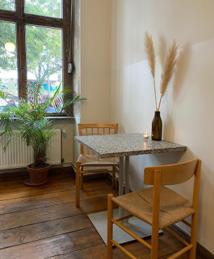 Jadalnia w stylu klasycznym z małym stolikiem z kamiennym blatem