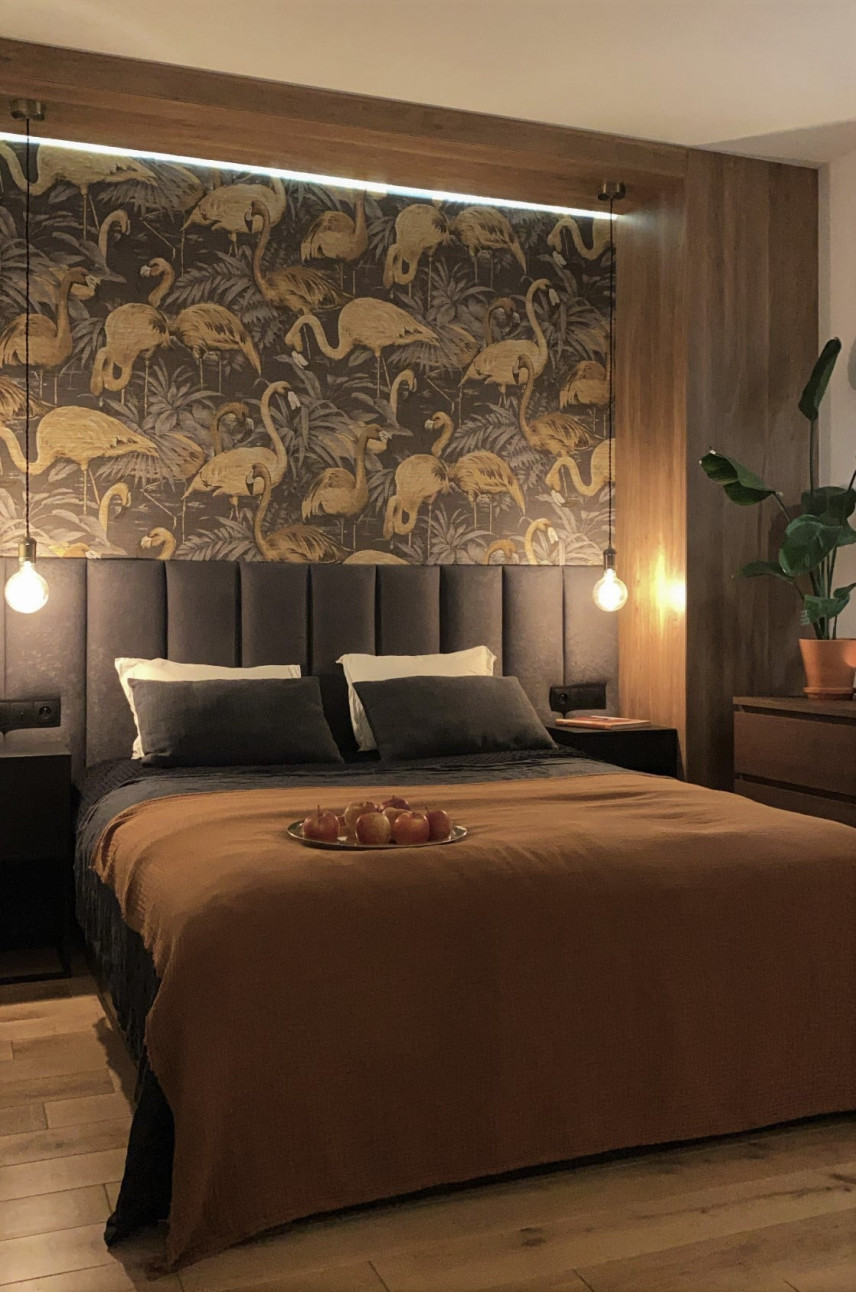Sypialnia z tapetą oraz panelami tapicerowanymi na ścianie