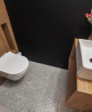 Mała toaleta w czarno-drewnianym klimacie