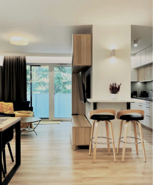 Przestrzeń otwarta w mieszkaniu w stylu nowoczesnym oraz z jasnymi panelami
