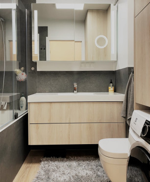 Mała łazienka z drewnianą szafką wiszącą oraz ceramiczną umywalką nablatową