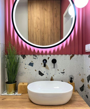 Motyw lastryko na ścianie w łazience z różowym akcentem