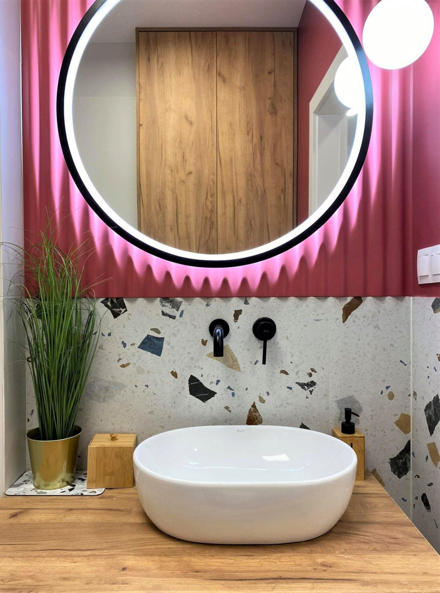 Motyw lastryko na ścianie w łazience z różowym akcentem