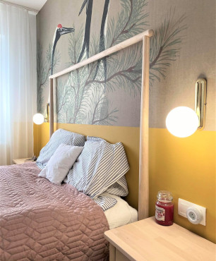 Nowoczesna sypialnia z tapetą w ptaki na ścianie łamaną przez żółty kolor