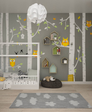 Pokój dziecięcy z białym łóżkiem domek oraz motywem lasu na ścianie
