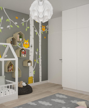 Duży pokój dziecięcy z motywem lasu na ścianie oraz z drewnianymi półkami - domek
