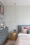 Sypialnia w stylu nowoczesnym z szarą komodą oraz łóżkiem kontynentalnym