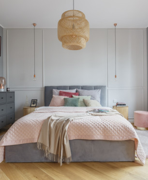 Sypialnia w stylu nowoczesnym z rattanową lampą wiszącą oraz tapicerowanym łóżkiem kontynentalnym