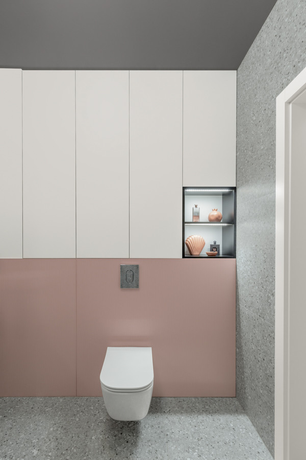 Toaleta z zabudową pod sufit oraz podłogą lastryko