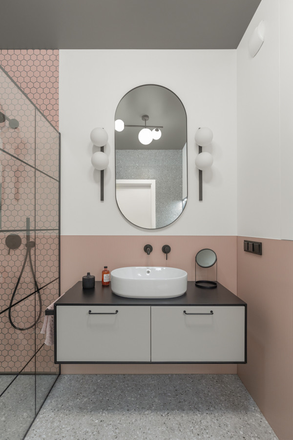 Łazienka w stylu memphis z prysznicem oraz eliptycznym lustrem