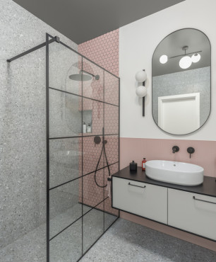 Nowoczesna łazienka z szarym sufitem oraz eliptycznym lustrem oraz kinkietem montowanym na ścianie