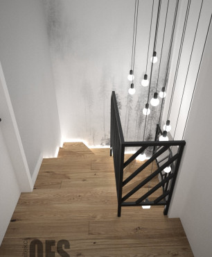 Klatka schodowa ze schodami z imitacją drewnianych płytek na podłodze