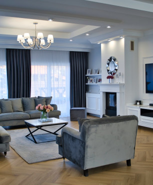 Duży salon w z podwieszanym sufitem w stylu modern classic oraz w wypoczynkiem w kolorze szarym