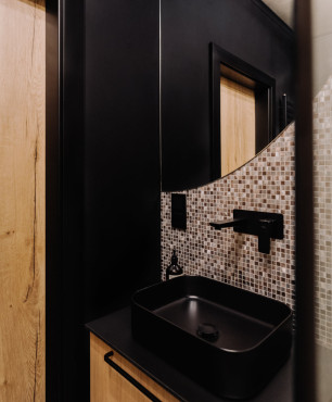 Łazienka w stylu industrialnym z czarną, prostokątną umywalką nablatową