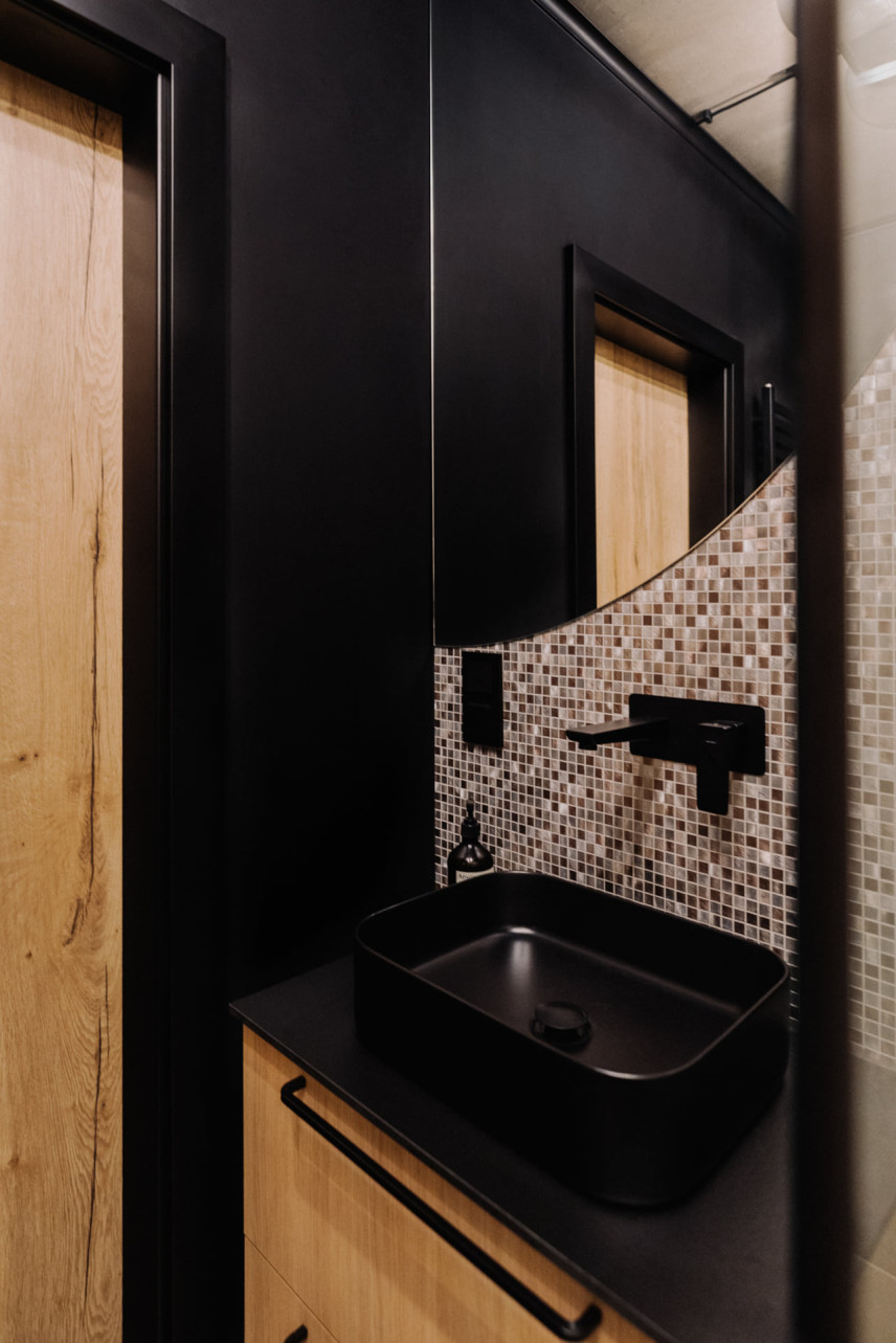 Łazienka w stylu industrialnym z czarną, prostokątną umywalką nablatową