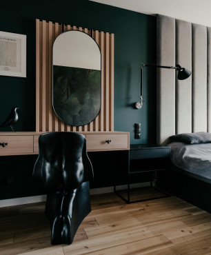 Sypialnia w stylu industrialnym z toaletką oraz panelami tapicerowanymi pod sam sufit