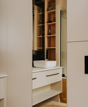 Łazienka z szafkami na wymiar oraz biała umywalką nablatową
