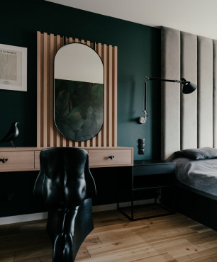 Sypialnia z kolorem butelkowej zieleni na ścianie oraz z łóżkiem kontynentalnym