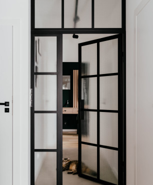 Korytarz z drzwiami z mlecznego szkła w stylu loft