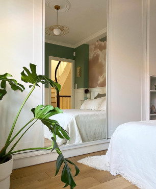 Sypialnia z szafą we wnęce z białymi frontami oraz z dużym lustrem