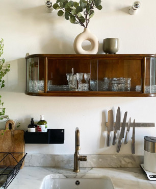 Kuchnia w stylu retro ze stylową szafką umocowaną do ściany na zlewem