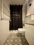 Łazienka z wanną oraz z osłoną prysznicową z płytkami ze wzorem patchwork