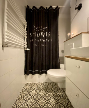 Łazienka z wanną oraz z osłoną prysznicową z płytkami ze wzorem patchwork