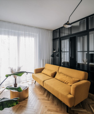 Salon z żółtą klasyczną sofą