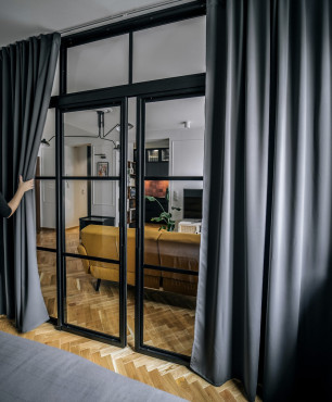 Salon z sypialnią ze szklanymi drzwiami przesuwnymi