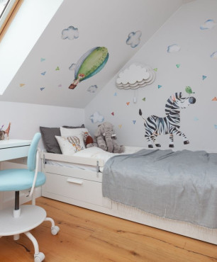 Drugi pokój dziecięcy z białą farbą na ścianie oraz z wesołą tapetą
