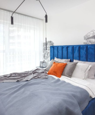 Sypialnia z tapicerowanym łóżkiem kontynentalnym w kolorze granatowym
