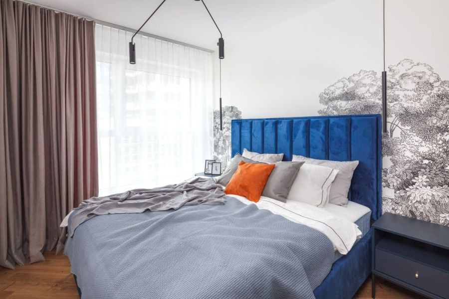 Sypialnia z tapicerowanym łóżkiem kontynentalnym w kolorze granatowym
