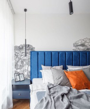 Sypialnia z tapicerowanym zagłówkiem w kolorze granatowym
