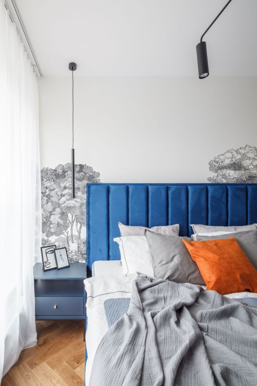 Sypialnia z tapicerowanym zagłówkiem w kolorze granatowym