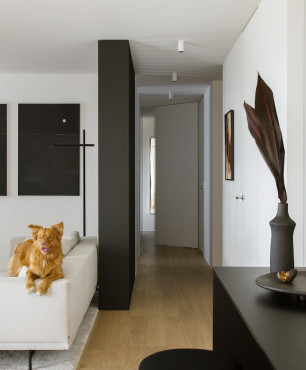 Jasna strona czerni - eleganckie i minimalistyczne mieszkanie w Gdańsku autorstwa Ony-X Studio