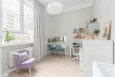 Pokój dziecięcy ze stylu skandynawskim z meblami w pastelowych kolorach