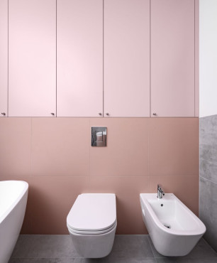 Łazienka w wyrazistych kolorach z muszlą wiszącą oraz bidetem