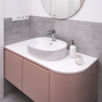 Charakterystyczna łazienka w odcieniach różu i szarości