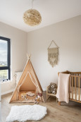 Minimalistyczny pokój dziecięcy z łóżeczkiem dziecięcym
