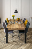 Część jadalniana ze stołem w stylu loft z drewnianym blatem oraz tapicerowanymi krzesłami