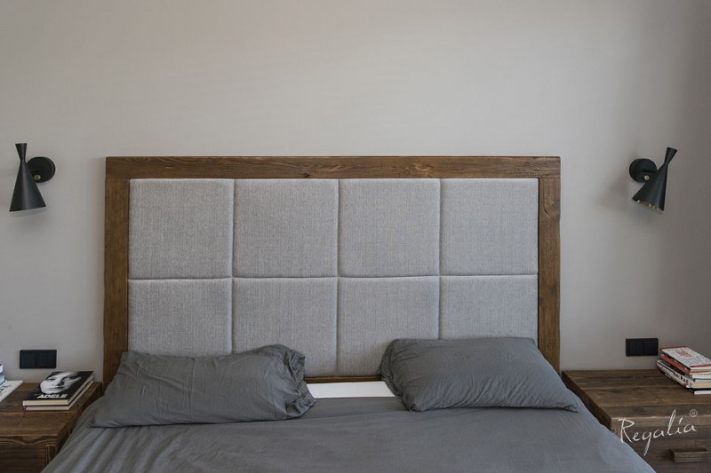 Sypialnia z drewnianym łóżkiem z tapicerowanym zagłówkiem