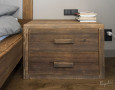 Drewniana komoda w sypialni w stylu rustykalnym