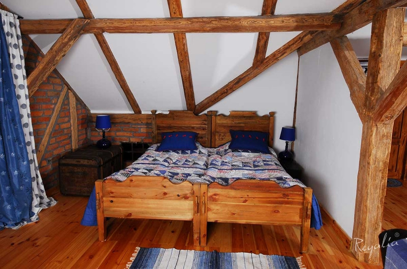 Mieszkanie w stylu rustykalnym na poddaszu z drewnianymi meblami