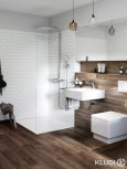 Łazienka z białymi oraz imitacją drewnianych płytek na ścianie i podłodze z prysznicem walk-in