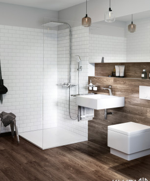 Łazienka z białymi oraz imitacją drewnianych płytek na ścianie i podłodze z prysznicem walk-in
