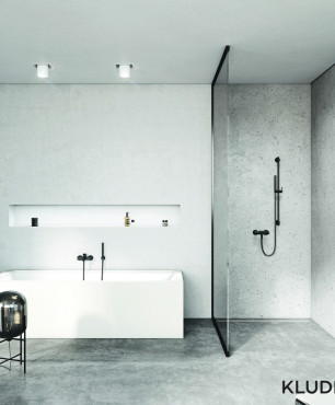 Klasyczna łazienka z białą wanną w zabudowie oraz z prysznicem walk in z czarną armaturą