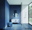 Wyjątkowa łazienka z niebieskim akcentem na ścianie oraz z podłogą ze wzorem w heksagony