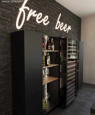 Szklana witryna w kuchni wypełniona markowymi alkoholami